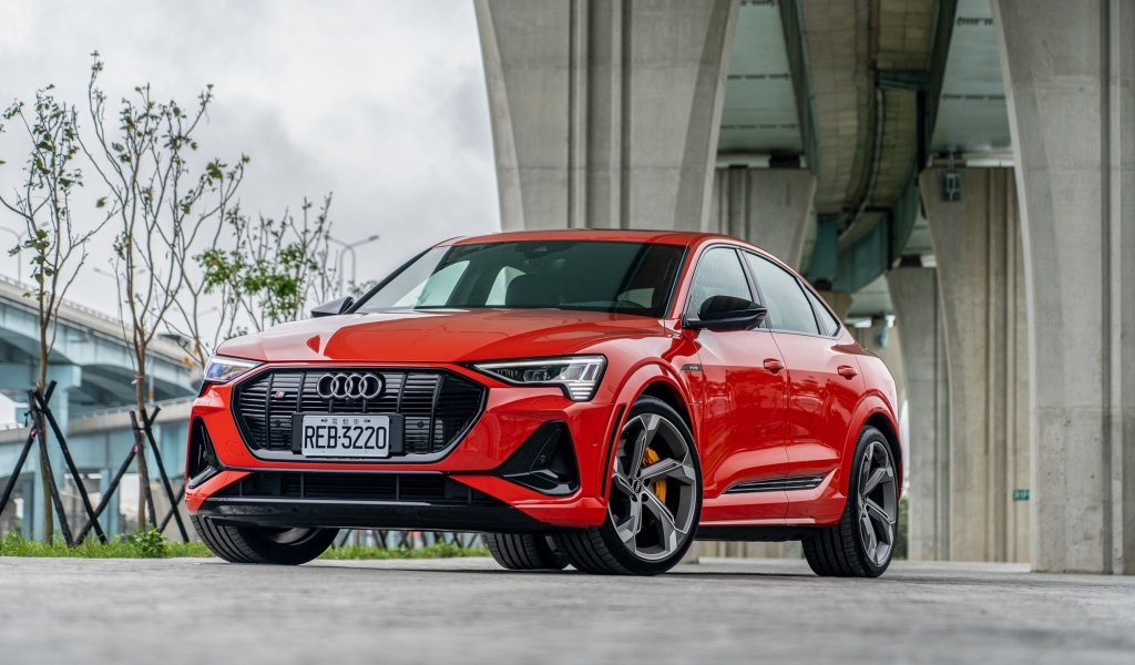 Красный автомобиль Audi E-Tron S Sportback