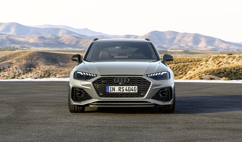 Серебристый автомобиль Audi RS 4 Avant Competition  на фоне гор