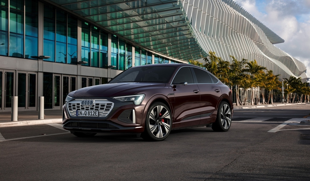 Стильный Audi Q8 Sportback 55 E-Tron Quattro у здания