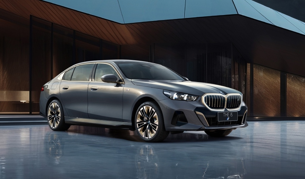 Автомобиль BMW I5 M Sport 2023 года