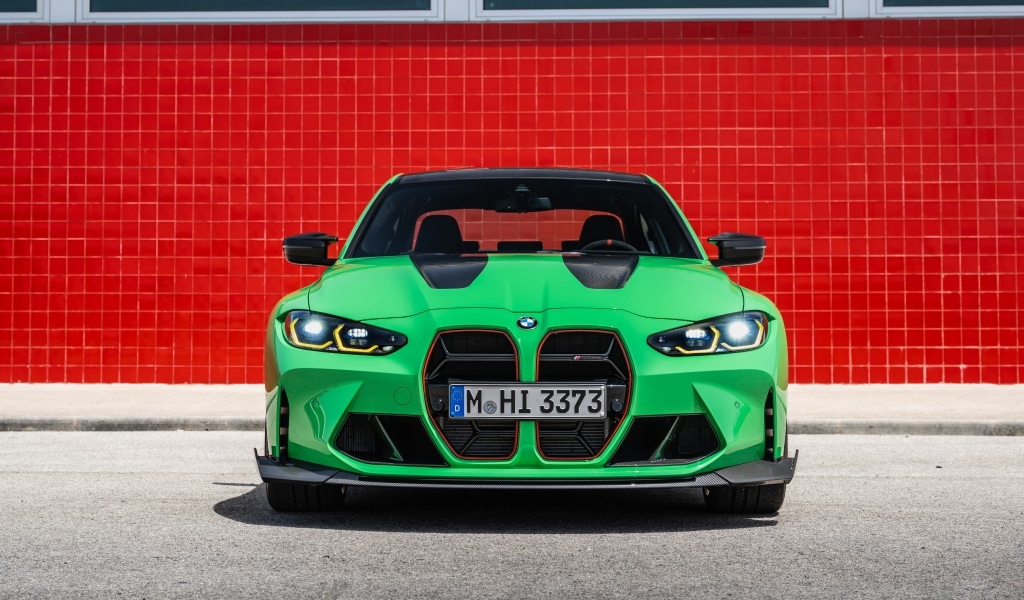 Зеленый автомобиль BMW M3 CS 2023 года вид спереди