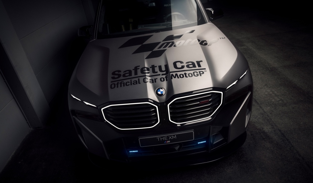 Автомобиль BMW XM Label Red MotoGP Safety Car 2024 года