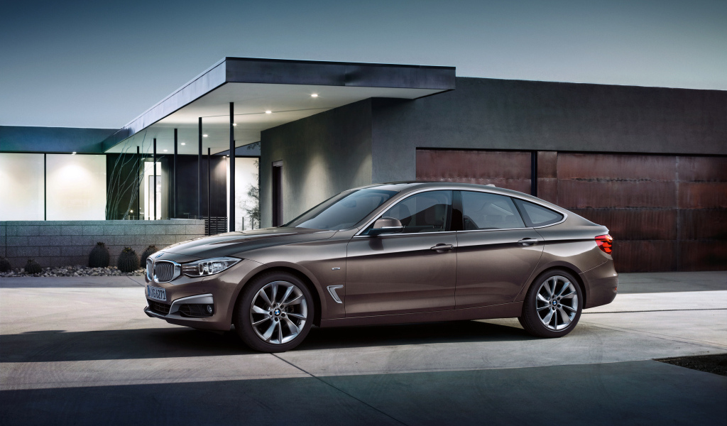 Автомобиль BMW 328i у здания