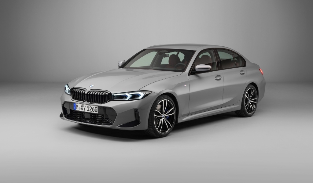 Автомобиль BMW 330i M Sport на сером фоне