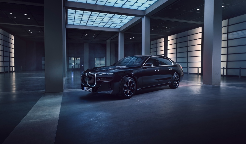 Автомобиль BMW 760i XDrive Protection в здании