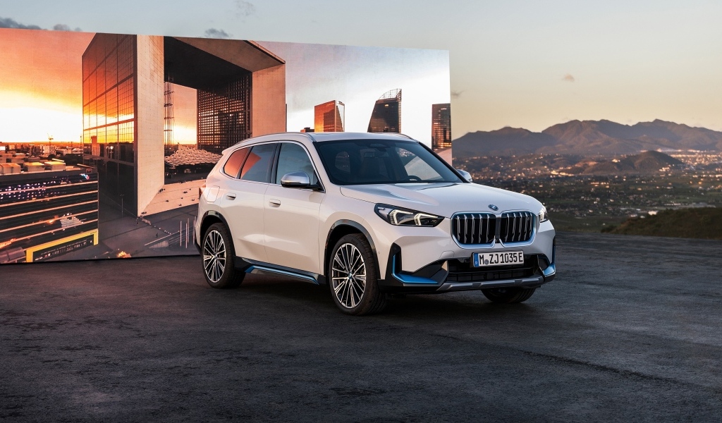 Автомобиль BMW IX1 XDrive30  вид спереди