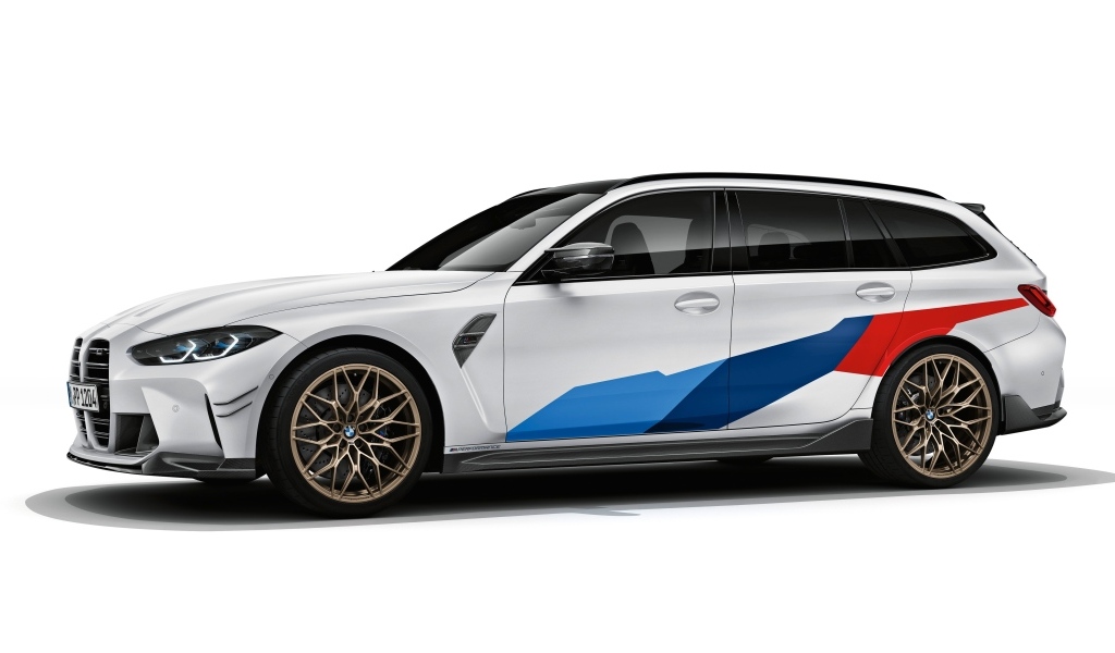 Автомобиль BMW M3 на белом фоне