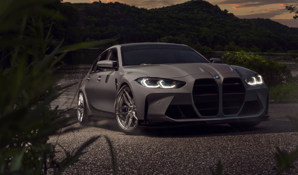 Автомобиль BMW M3 стоит у воды