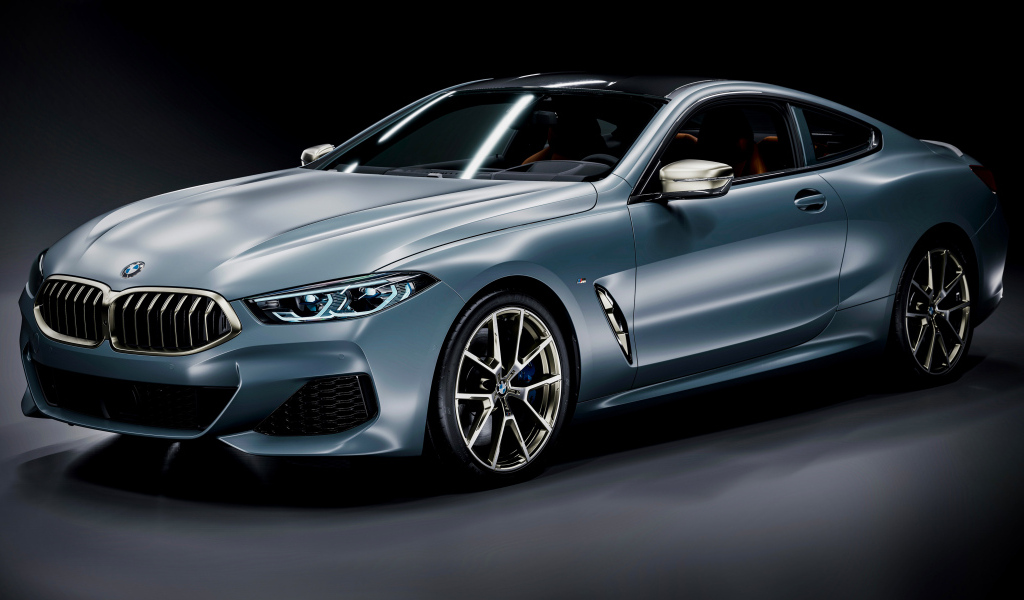 Автомобиль BMW M850i CGI на черном фоне