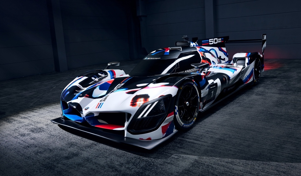 Спортивный  автомобиль BMW M Hybrid V8