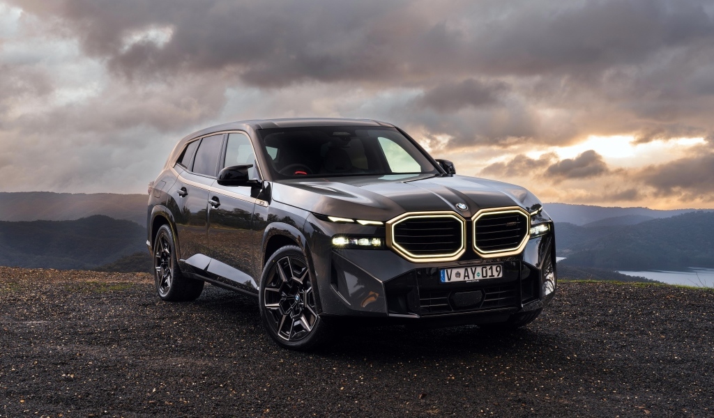 Автомобиль BMW XM 2023 года на фоне грозового неба