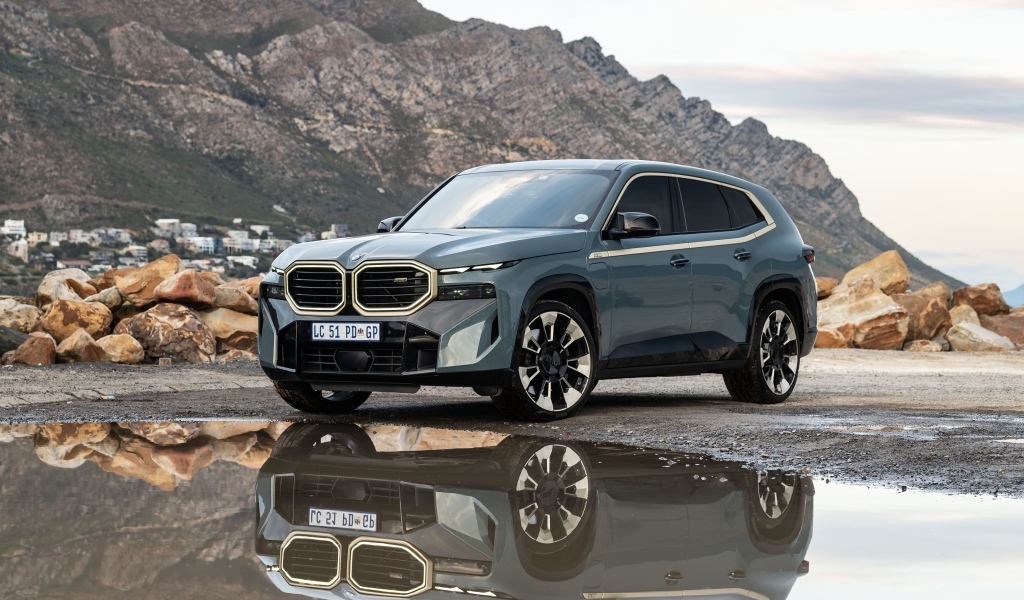 Автомобиль BMW XM 2023 в горах