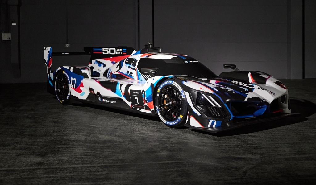 Красивый гоночный автомобиль BMW M Hybrid V8