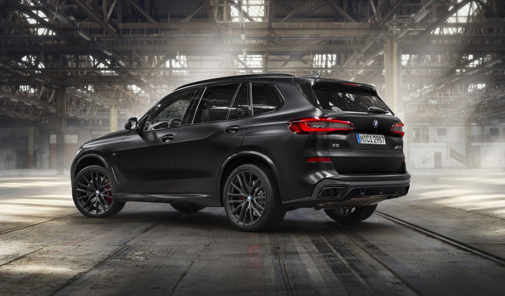 Большой автомобиль BMW X5 M50i, 2023 года вид сзади