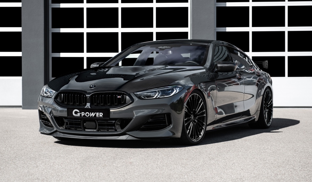 Черный автомобиль BMW M850i XDrive