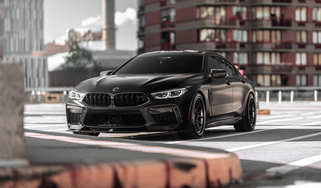 Черный BMW M8 вид спереди