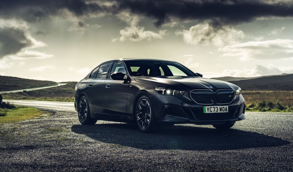 Черный автомобиль BMW I5 M60 XDrive 2023 года