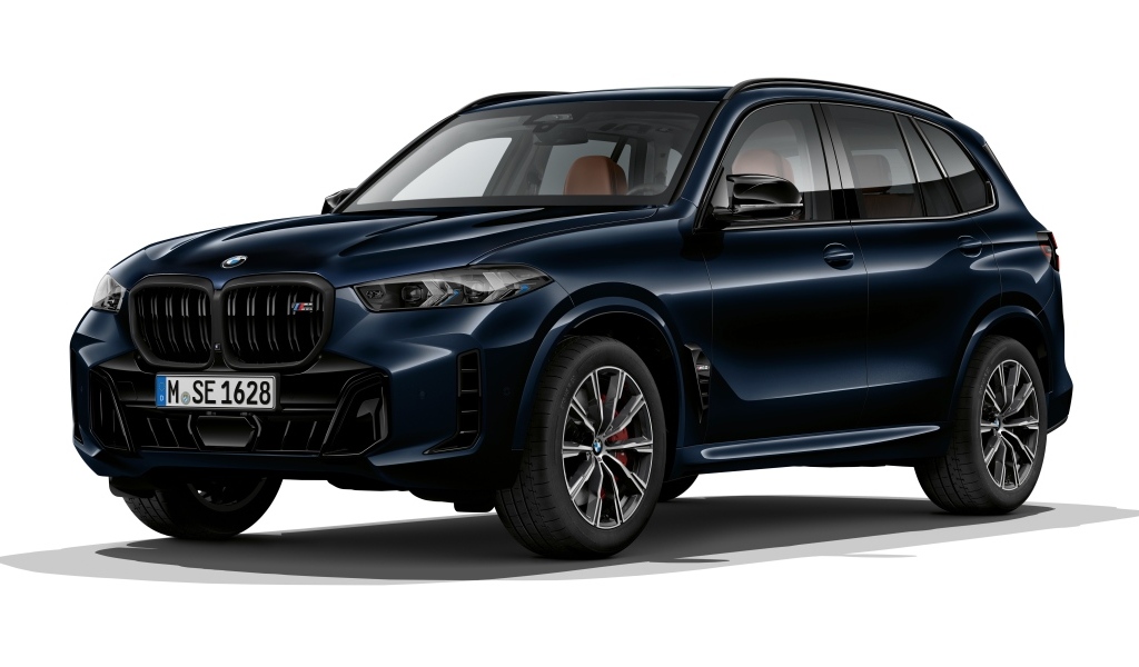 Черный автомобиль BMW X5 M60i Protection VR6 2023 года на белом фоне