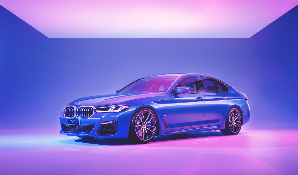 Синий автомобиль BMW 5 Series в комнате