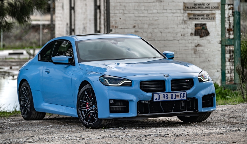 Голубой автомобиль BMW M2 AT 2023 года