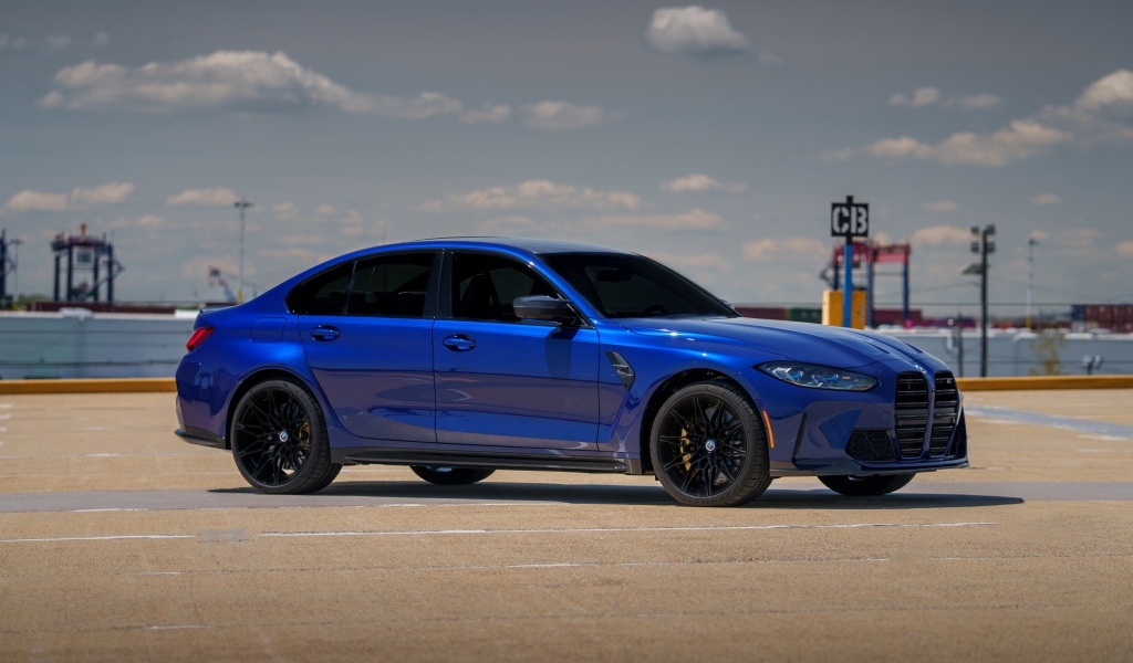 Синий автомобиль  BMW M3, 2023 года
