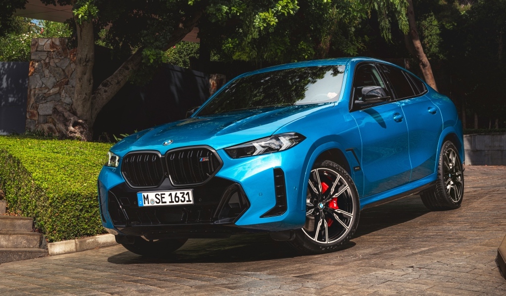 Синий автомобиль BMW X6 M60i XDrive 2023