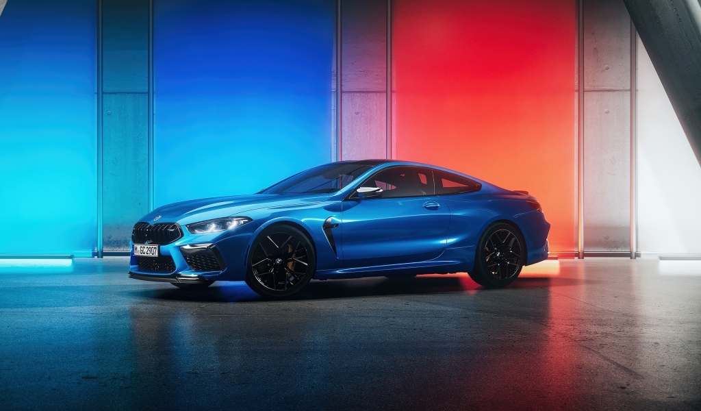Синий дорогой автомобиль BMW M8