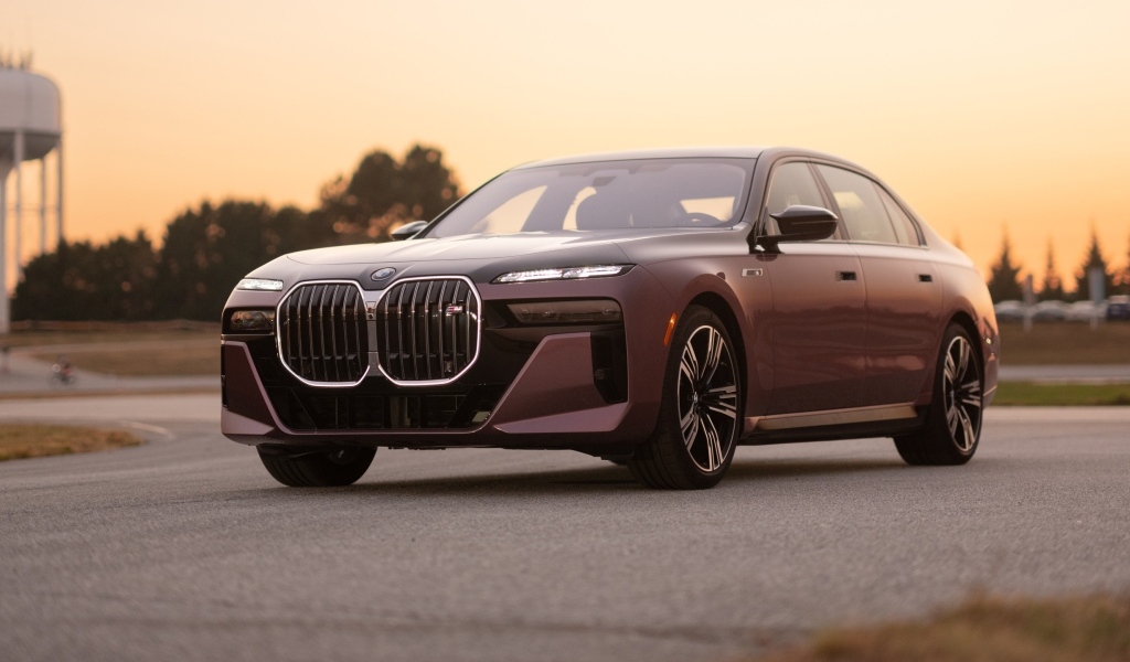 Коричневый автомобиль BMW I7 M70 XDrive 2024 года