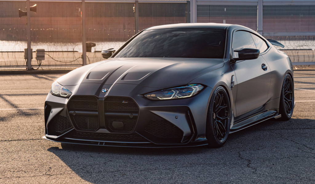 Дорогой черный автомобиль BMW M4