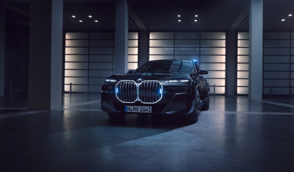 Вид спереди на автомобиль BMW 760i XDrive Protection