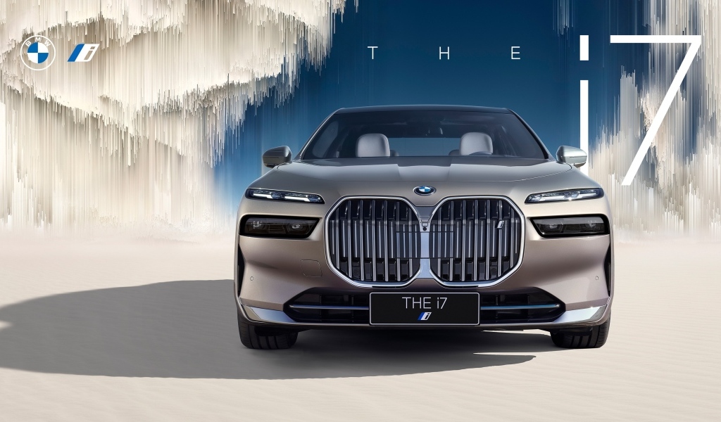 Вид спереди на электрокар BMW I7