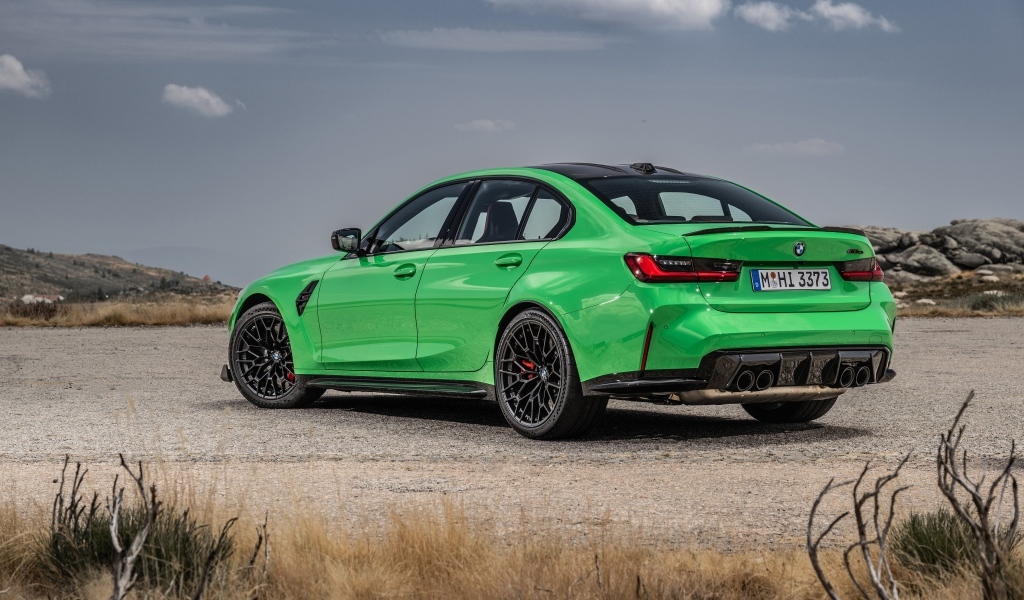 Зеленый BMW M3 CS 2023 вид сзади