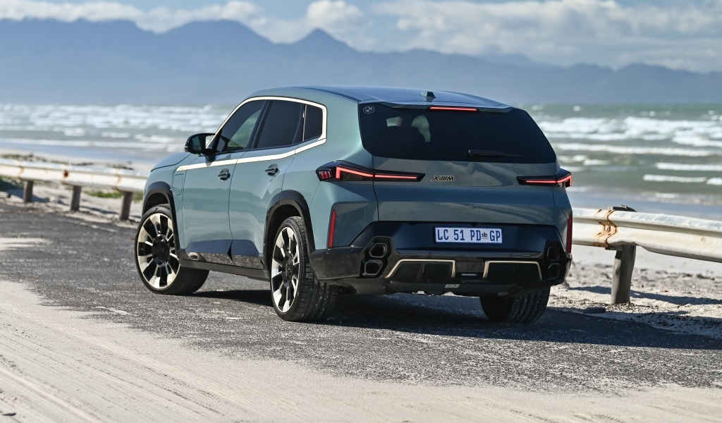 Вид сзади на внедорожник BMW XM