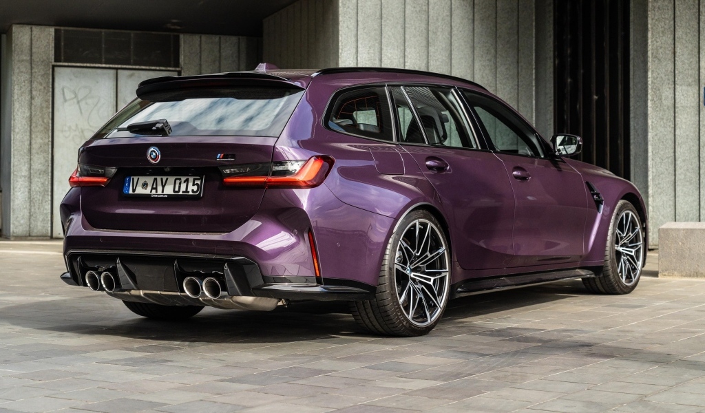 Вид сзади на автомобиль BMW M3 Competition Touring M XDrive 2023 года
