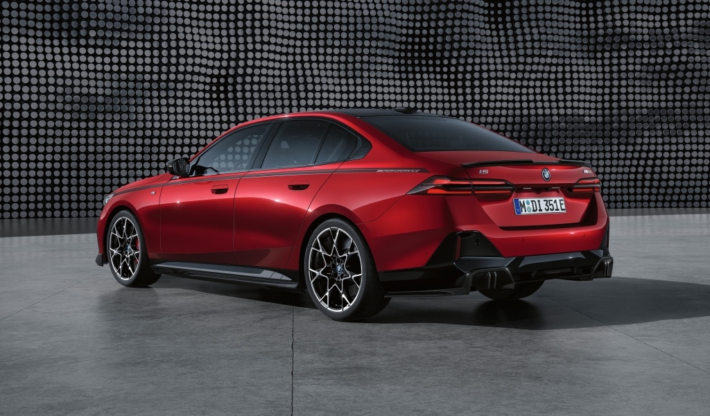 Вид сзади на красный автомобиль BMW I5 M60 XDrive M Performance Parts 2023 года