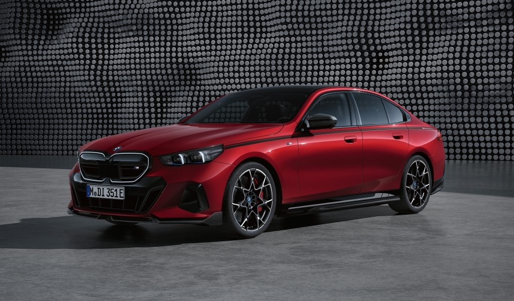 Красный автомобиль BMW I5 M60 XDrive M Performance Parts 2023 года