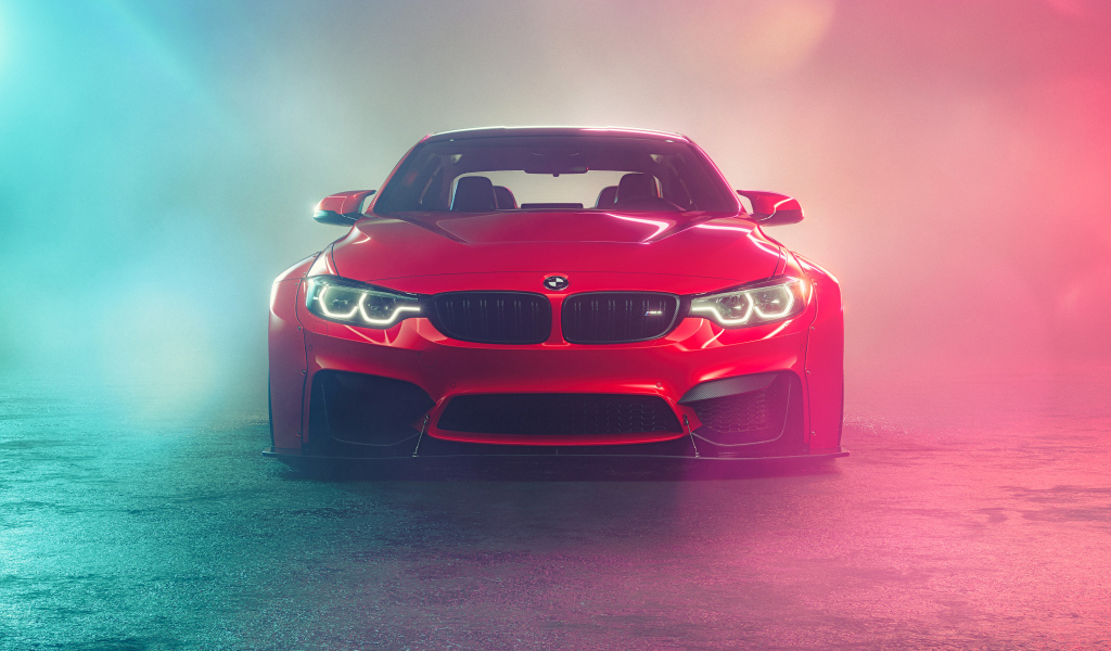 Красный автомобиль BMW M4  в дыму