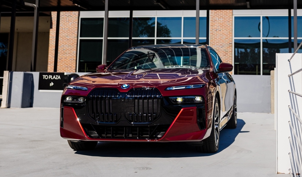 Красный автомобиль BMW I7 EDrive50 2024 года