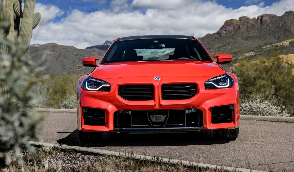 Красный автомобиль BMW M2 AT вид спереди