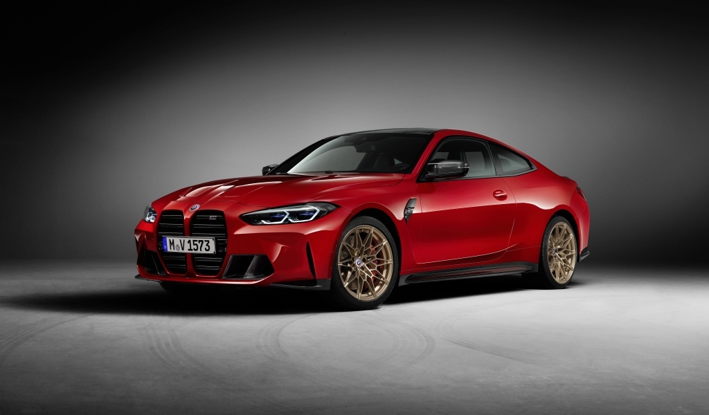 Красный автомобиль BMW M4 на сером фоне