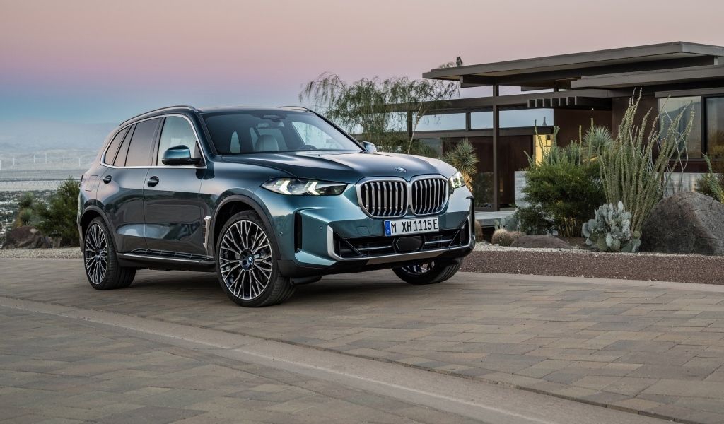 Внедорожник BMW X5 2023 у дома