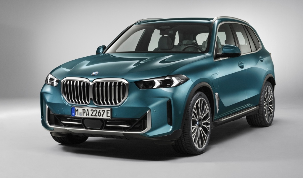 Внедорожник BMW X5 XDrive 50i 2023 на черном фоне