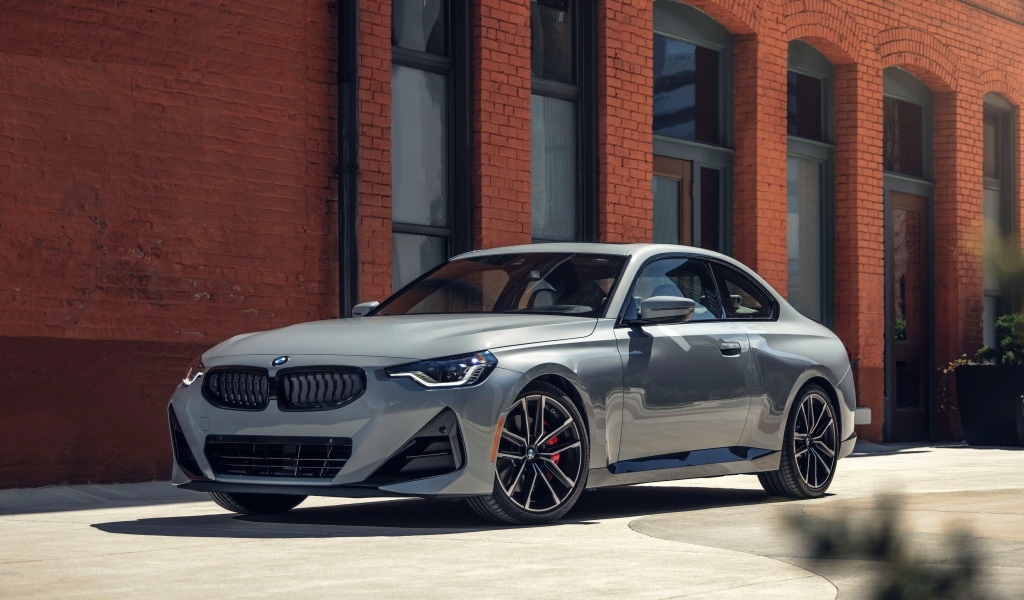 Серебристый автомобиль BMW 230i Coupé M Sport