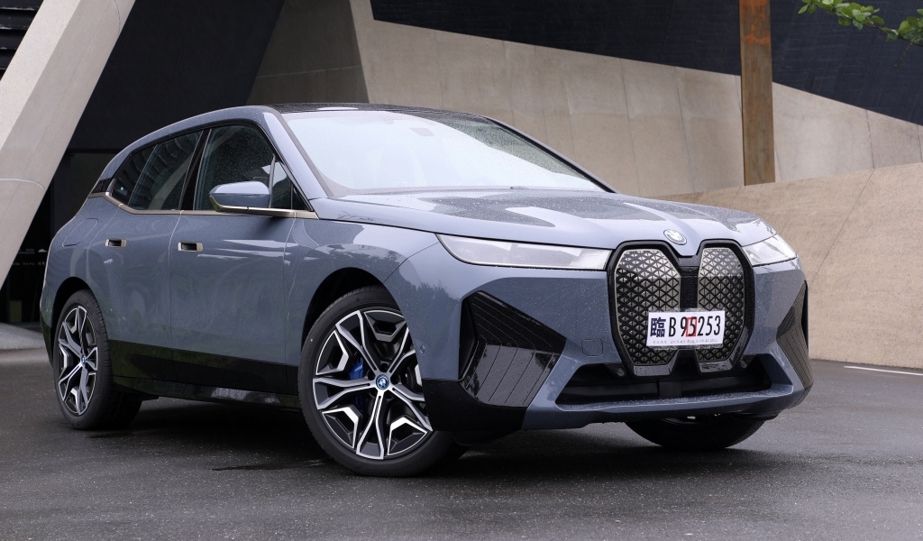 Серебристый внедорожник BMW IX XDrive40 Sport