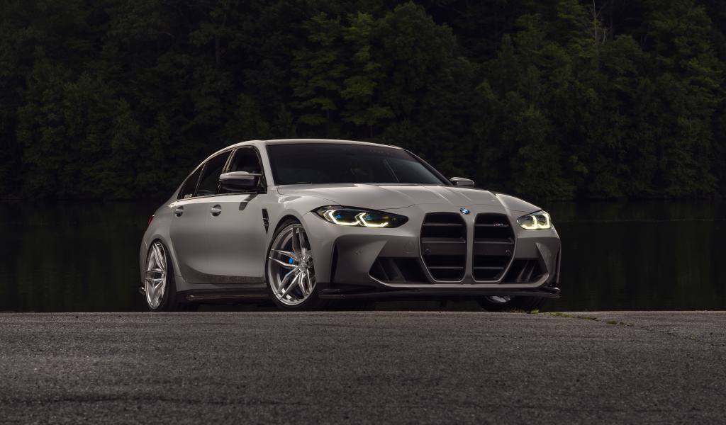 Серебристый BMW M3  на дороге