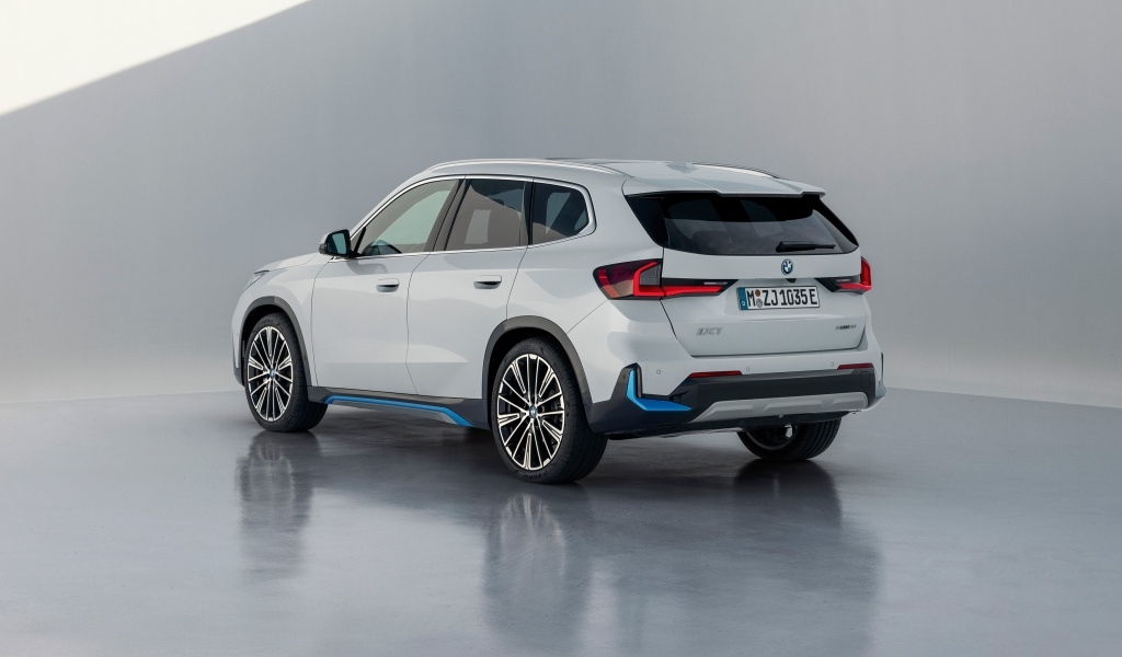 Белый внедорожник BMW IX1 XDrive30  вид сзади
