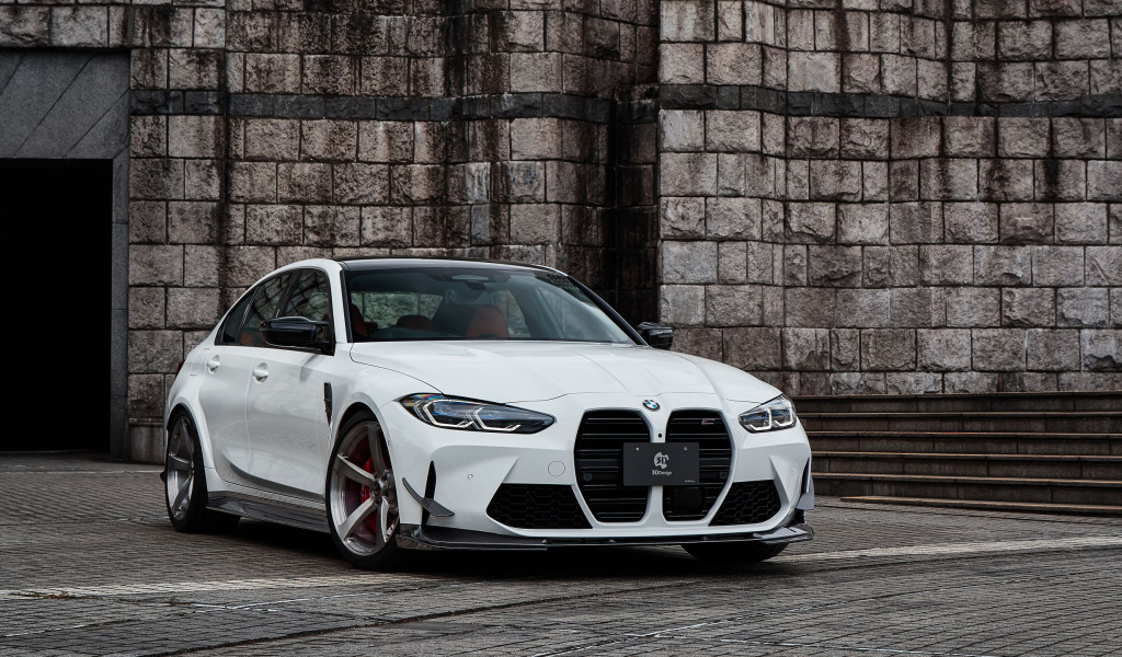 Белый автомобиль BMW M3 2022  года вид спереди