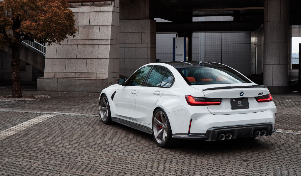 Белый автомобиль BMW M3 2022 вид сзади