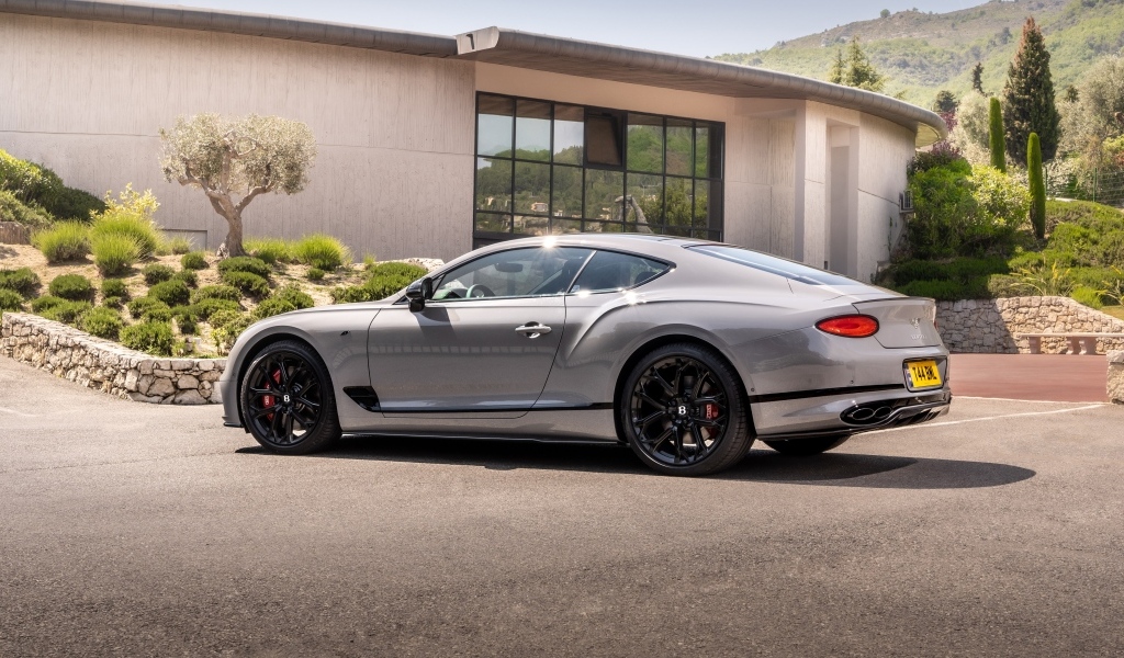 Автомобиль Bentley Continental GT S 2022 года вид сзади