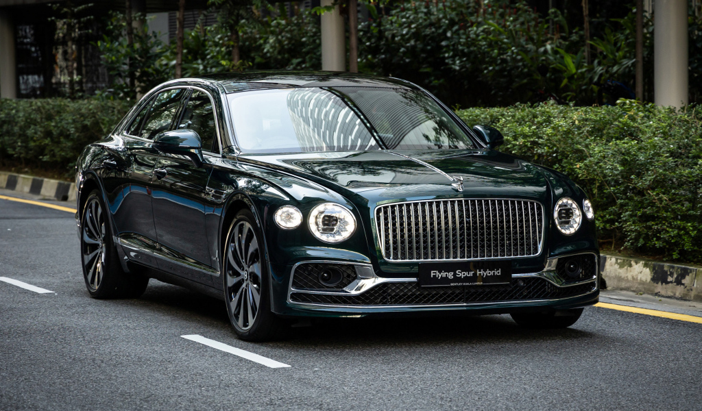 Автомобиль Bentley Flying Spur Hybrid 2023 на дороге